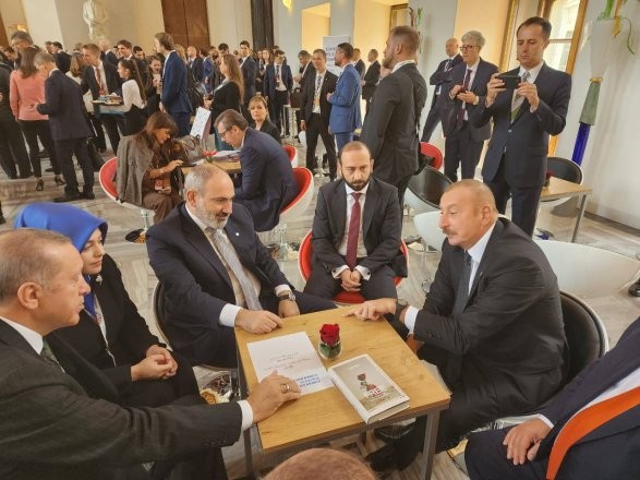 Liderlərin görüşündə masada olan kitabın adı diqqət çəkdi - FOTO